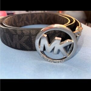 Michael Kors reversable belt size medium, silver logo buckle. Black and brown.